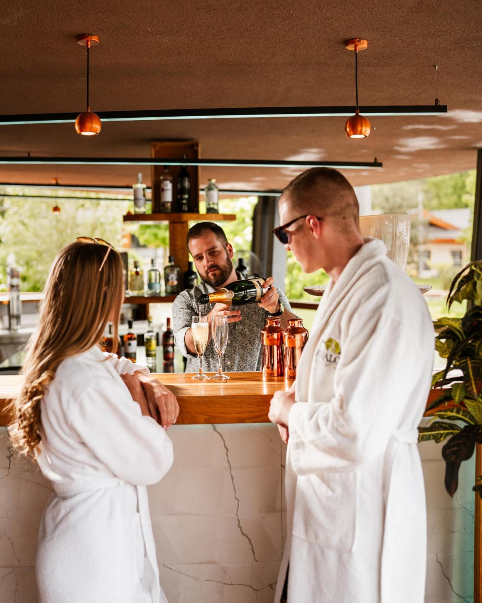 Avalon Resort & Spa Мисколк Екстериор снимка